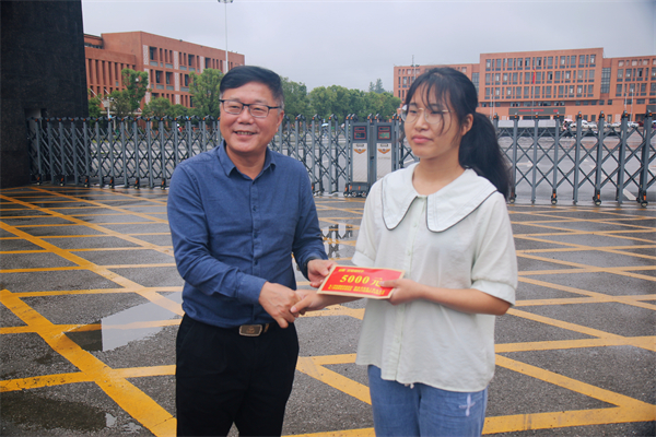 为湘西励志姐妹送温暖