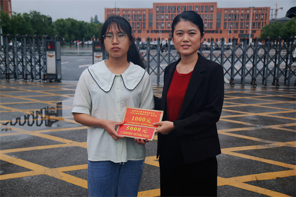 为湘西励志姐妹送温暖