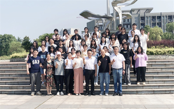 “思利及人助学圆梦班”举行汇报会