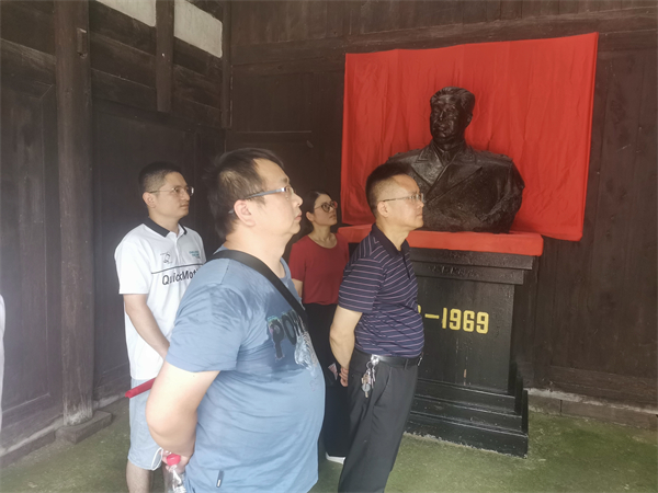 心系群众，为革命老区送温暖