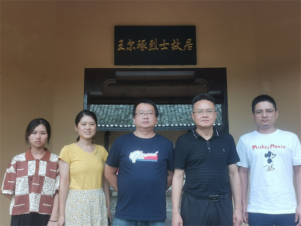 心系群众，为革命老区送温暖