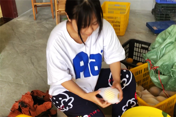 爱心黄桃为职校女生家助力