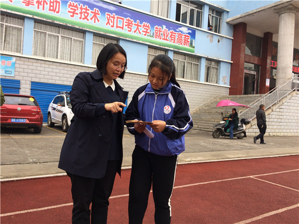 爱心黄桃为职校女生家助力