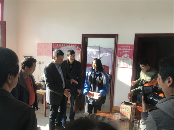 爱心黄桃为职校女生家助力