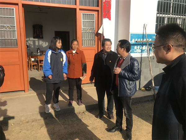 爱心黄桃为职校女生家助力