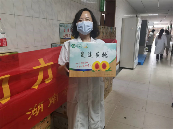 爱心黄桃专车发往衡阳，爱心订单发往高山桃农