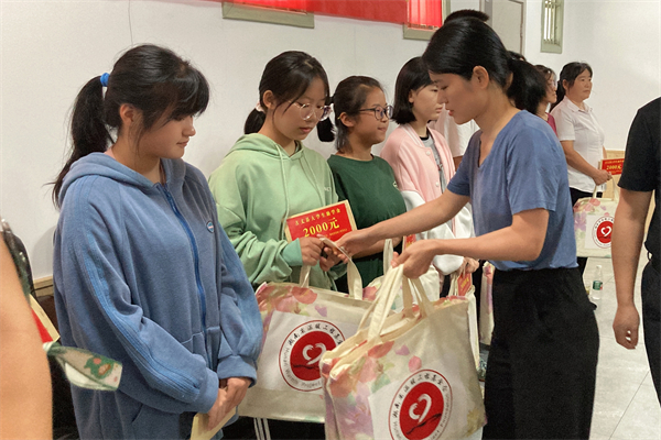 以茶为媒温暖湘西学子