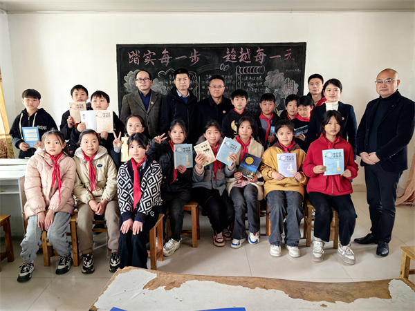 践行雷锋精神，为乡村学校捐书送温暖