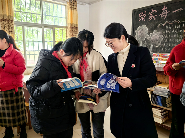 践行雷锋精神，为乡村学校捐书送温暖