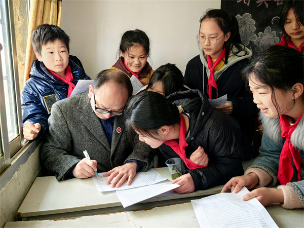践行雷锋精神，为乡村学校捐书送温暖