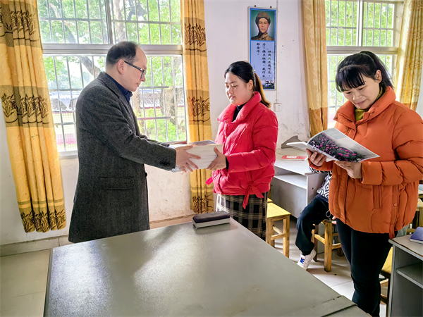 践行雷锋精神，为乡村学校捐书送温暖