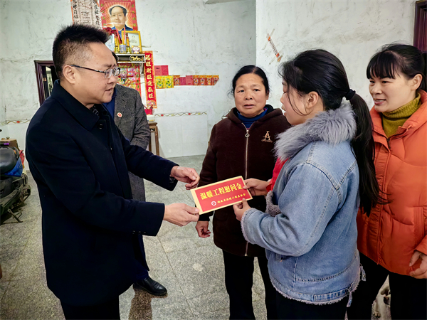 践行雷锋精神，为乡村学校捐书送温暖