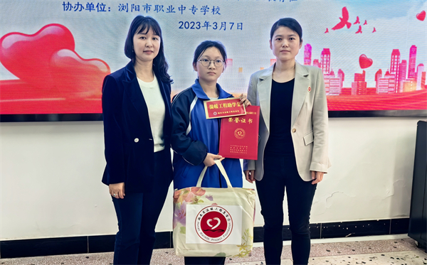 “三八”妇女节，为职校师生送课送温暖