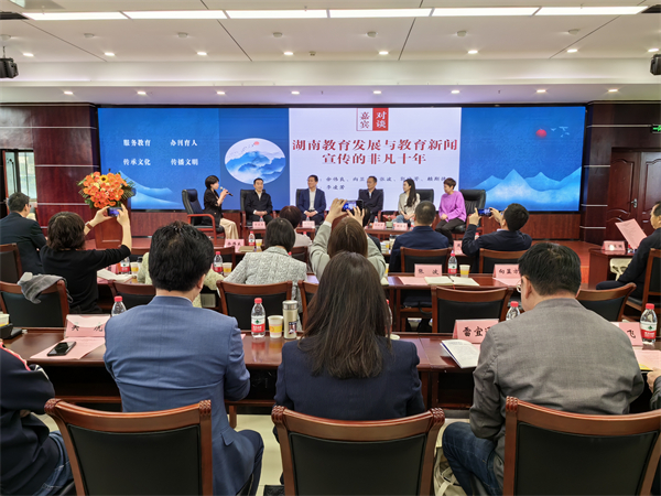王玉清、汤素兰、余伟良为第二届教师文学奖获得者谭圣林、王亚、刘创颁奖