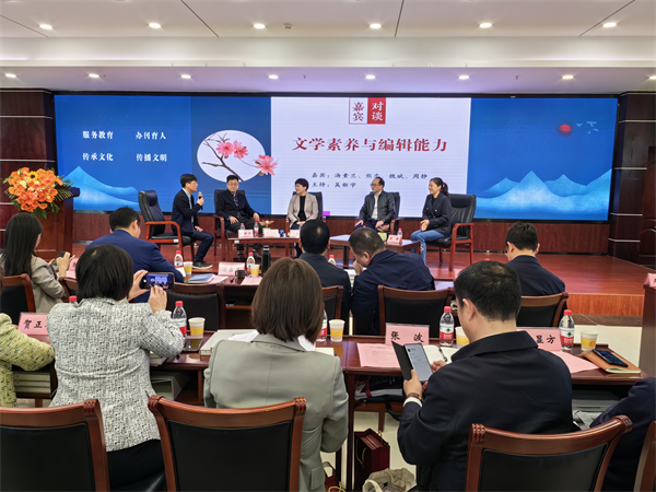 王玉清、汤素兰、余伟良为第二届教师文学奖获得者谭圣林、王亚、刘创颁奖