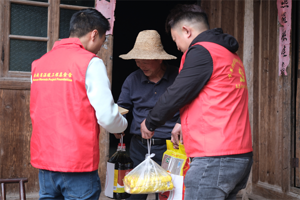 “温暖工程困境帮扶”志愿者 开展春风送温暖活动