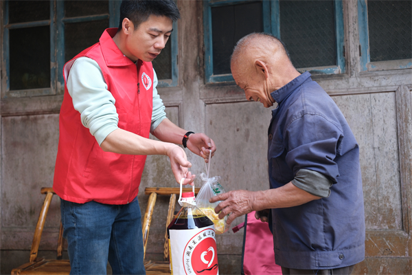 “温暖工程困境帮扶”志愿者 开展春风送温暖活动