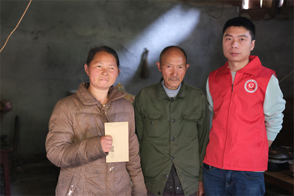 “温暖工程困境帮扶”志愿者 开展春风送温暖活动