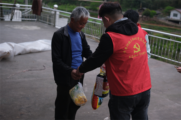 “温暖工程困境帮扶”志愿者 开展春风送温暖活动