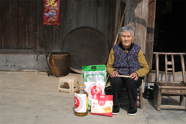 “温暖工程困境帮扶”志愿者 开展春风送温暖活动