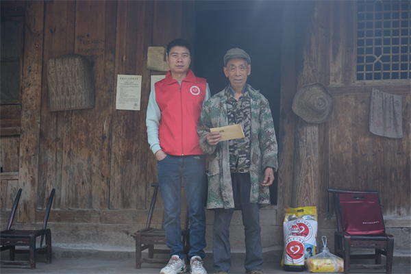 “温暖工程困境帮扶”志愿者 开展春风送温暖活动