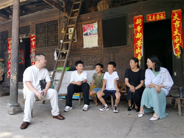 翻山越岭，只为传递一片爱心