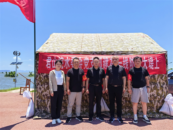 奔赴防汛一线送关怀