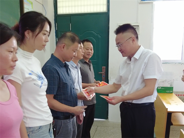 看望慰问受灾教师