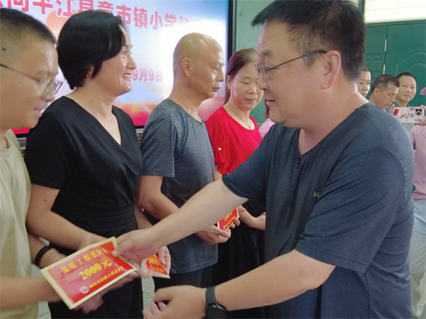 看望慰问受灾教师