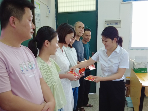看望慰问受灾教师