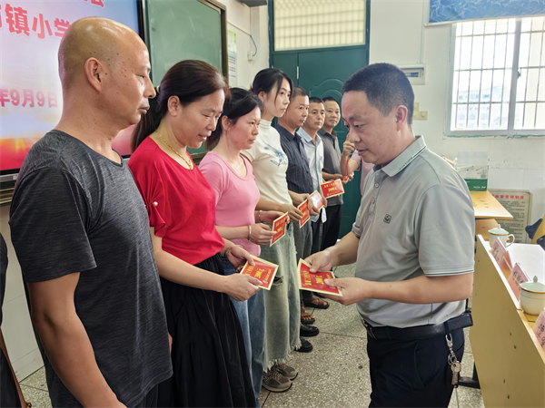 看望慰问受灾教师