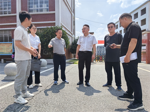看望慰问受灾教师