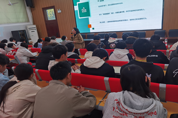 致公党衡阳市委会为衡阳技师学院“致公·嘉禾班”开展励志讲座暨图书公益捐赠活动