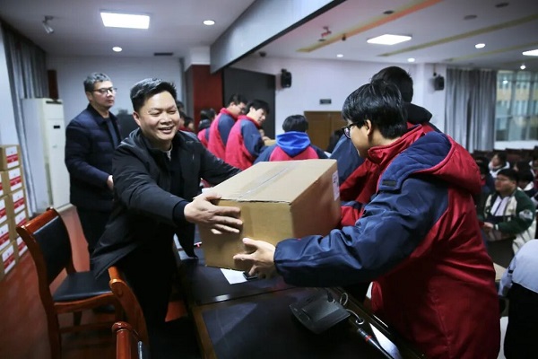 湖南省温暖工程基金会“一对一”助学物资发放仪式在宁乡市职业中专学校举行