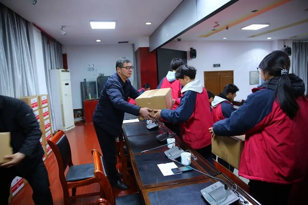 湖南省温暖工程基金会“一对一”助学物资发放仪式在宁乡市职业中专学校举行