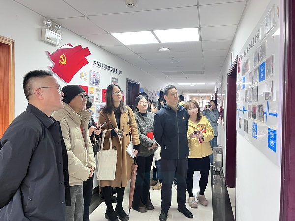 湖南教育报刊集团第五党支部联合省教育基金会、省温暖工程基金会开展主题党日活动