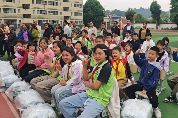 赴湘西永顺开展“一老一小”关爱活动