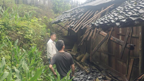 雨禾村4个受灾家庭收到温暖工程帮扶款