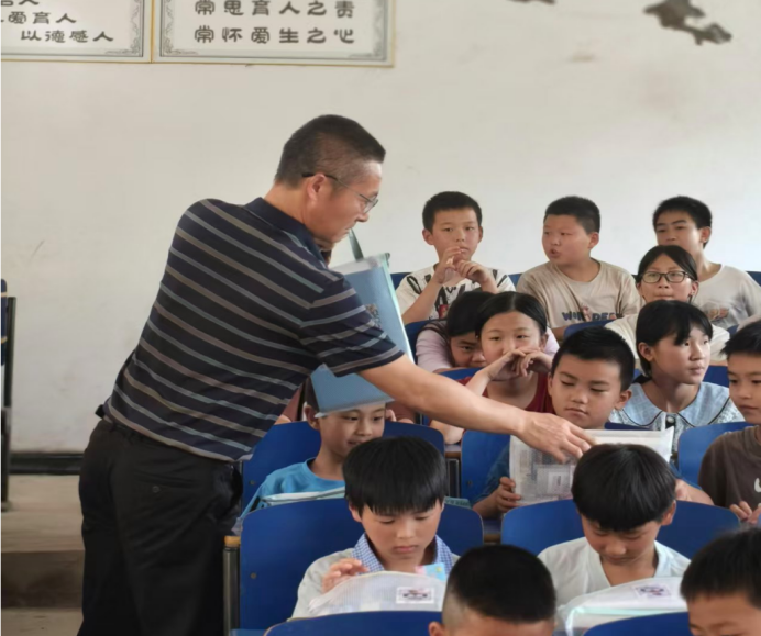借力湘超热潮献爱心，温暖工程主播团队关爱乡村孩子身心健康