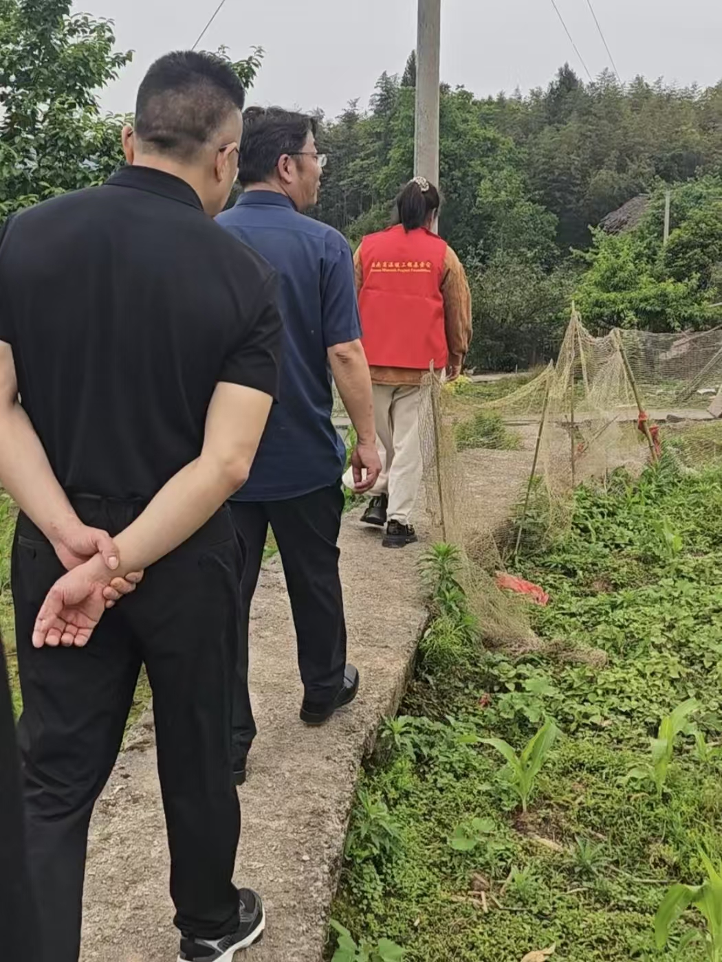 探望湘西一位乡村老党员
