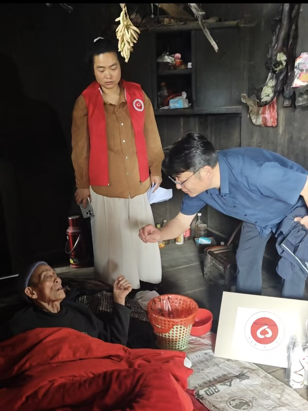 探望湘西一位乡村老党员