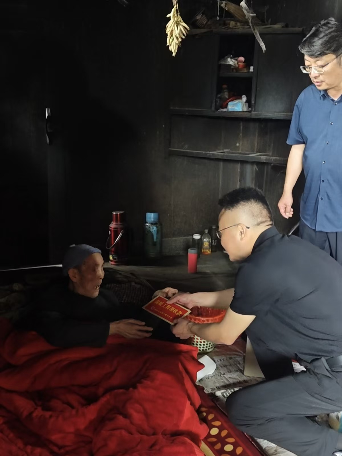 探望湘西一位乡村老党员