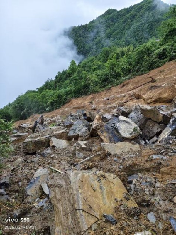 援助石门县壶瓶山镇黄连棚村受灾农户